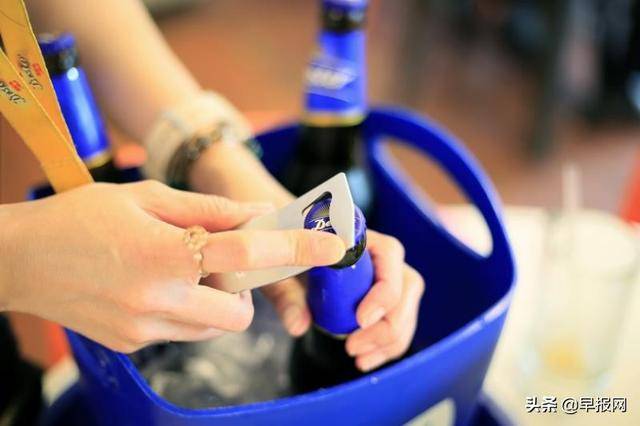 新加坡咖啡店一景：啤酒女郎 斟飲之間 不關風月