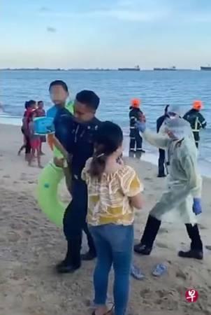 父子受困海中央 民防人员跳海救人