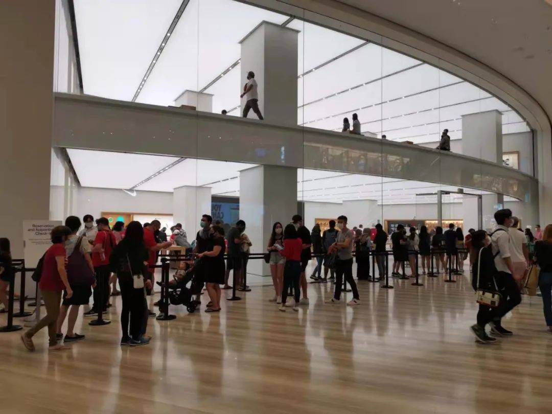 擠！爆！了！2020在家待了一整年，年底了，全新加坡的人都上街排隊