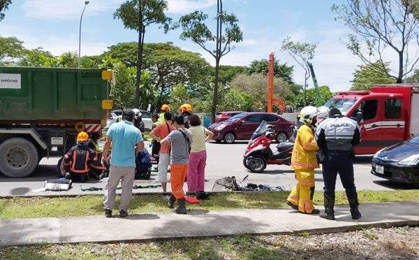 双脚遭罗厘碾过 老骑士受困车底