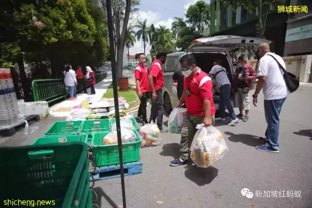 抵不住疫情和通膨双重打击，连新加坡部分中产阶级也面对三餐不继