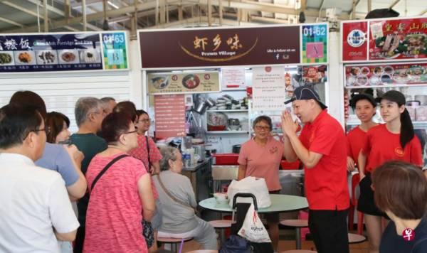 火红虾面摊 老板结业 重披护士服 上前线抗疫