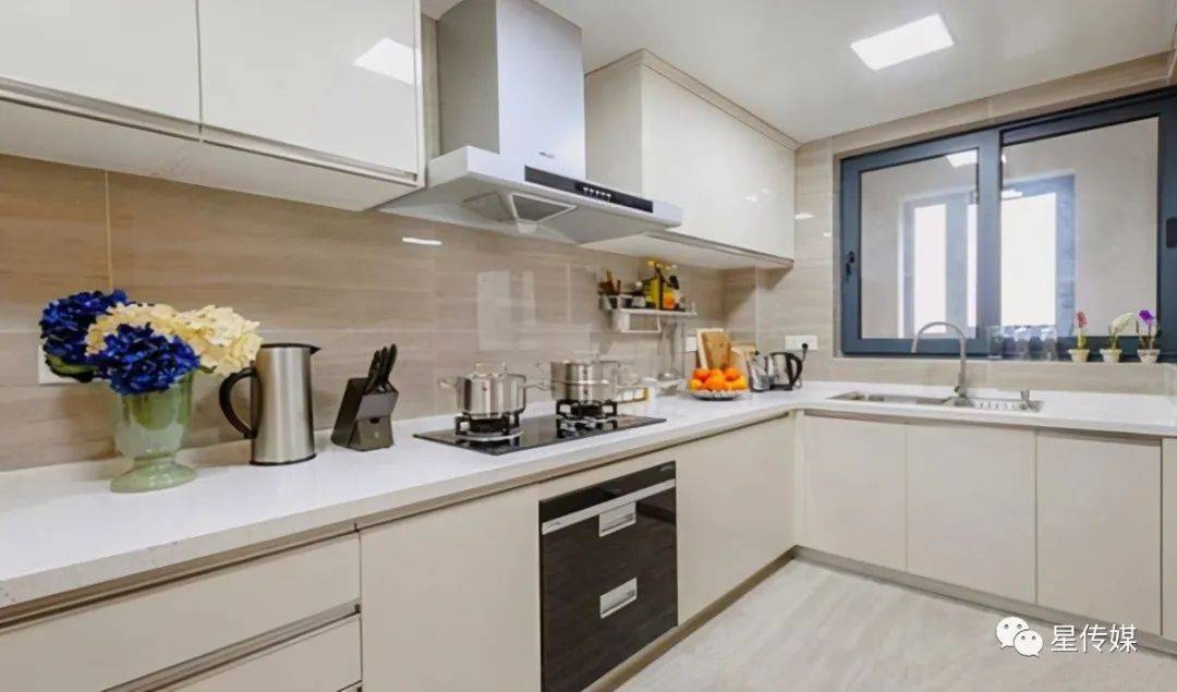 新加坡人家裏幾乎不做飯,沒時間沒條件,小販中心物美價廉還可靠