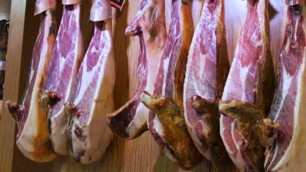 惊！新加坡组屋走廊挂满了猪耳朵、猪大肠和腊肠