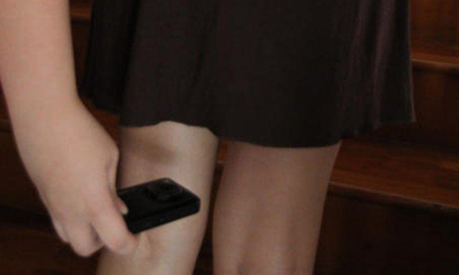 偷拍老师和同学裙底照  中学生被判缓刑一年半