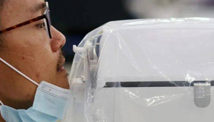 新加坡机场员工紧急检测!曝感染新冠后可能会出现这14种症状