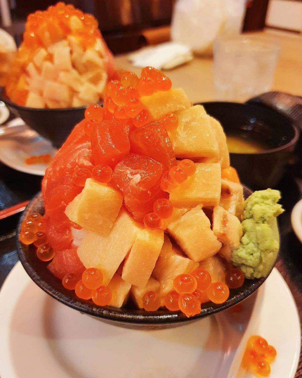 分量和高度全都有‼Kotobuki用料实在、下手大方💥满满三文鱼的丼饭,像山一样高