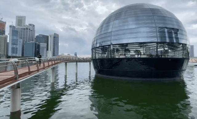 實拍探店！新加坡全球首個海上蘋果店，驚呆了