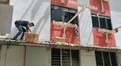 警方冒着生命危险，爬上屋顶救下猫咪