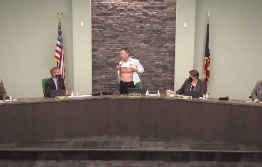 震驚!美國華裔官員被逼當場脫衣,回應歧視和汙蔑!新加坡也有“隱性歧視”嗎