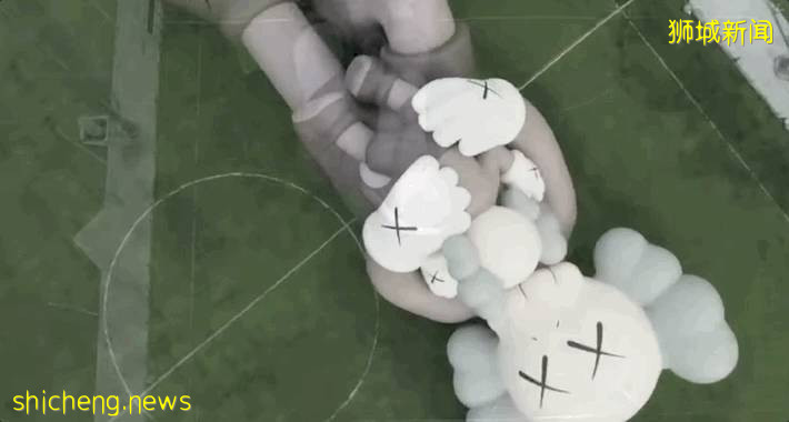 突发！因为“侵权”，新加坡朋友圈纷纷打卡的Kaws展览或被禁