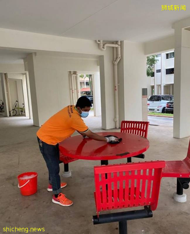 新加坡进入解封第二阶段，清洁工们清洁消毒好忙碌