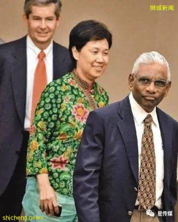新加坡总理夫人爱穿中国风，红配绿意外显年轻