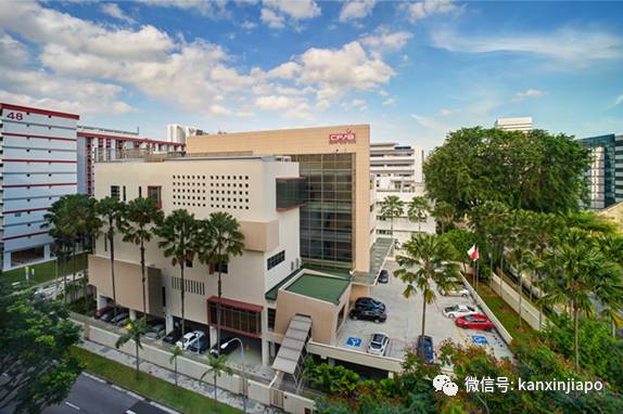 收6包香烟后允许乘客托运超重行李，樟宜机场职员被判监禁