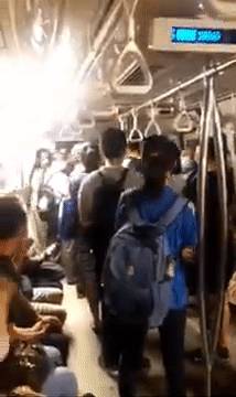 實拍!新加坡地鐵線大崩潰!人擠人,黑暗中被鎖車廂三小時