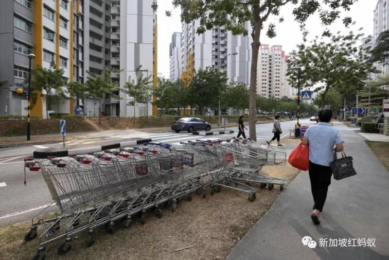 居民楼底下停放长长一排空置购物车，咋回事