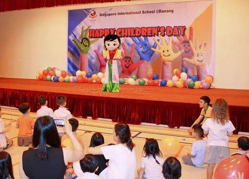 儿童节花样百出!新加坡给大人放假、西班牙糖果游行、巴西要挨针、英国“打”老师