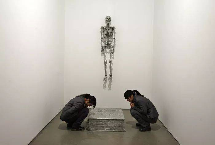 法國女生做這個動作侮辱華人，在新加坡被炮轟！亞洲蹲，一個碾壓歐美的姿勢