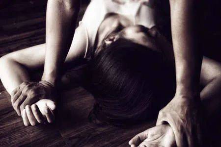 可怕！這個中國男子追求不成、反掐新加坡女室友的脖子