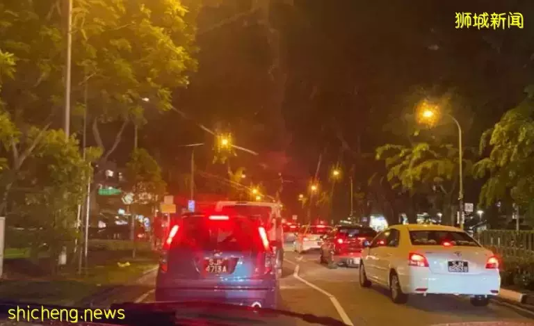 新加坡海滩出现“蓝色海浪” 引众人围观;警方调查1200起诈骗案件涉及3100万美元