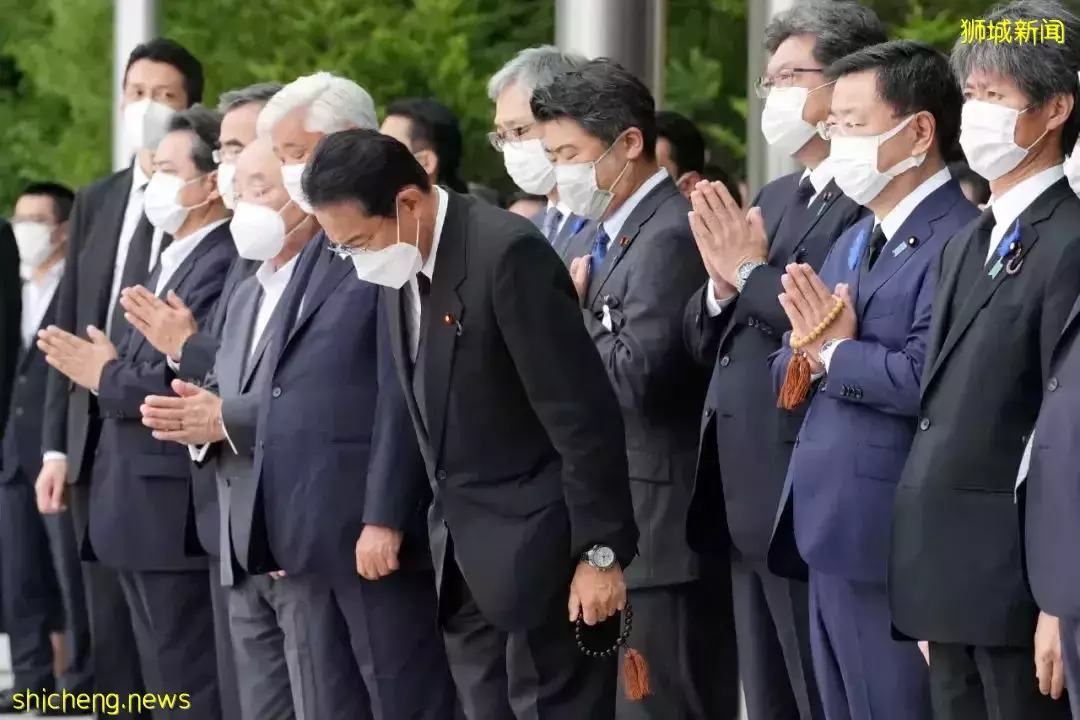 【多圖】安倍出殡，李顯龍到日本駐新加坡大使官邸吊唁，大批日本市民街頭目送最後一程