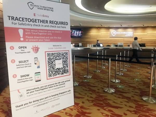 ◤肺炎疫情◢獅城電影院推“合力追蹤” 民衆持攜手防疫器入場 贊好