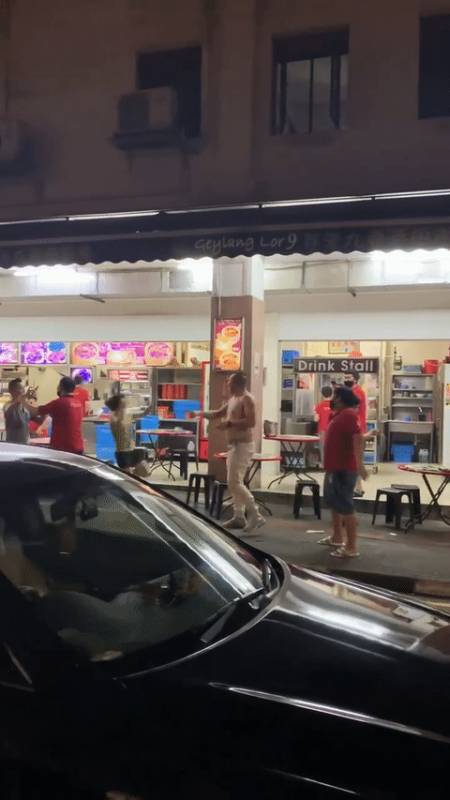 新加坡七部門聯合掃蕩芽籠紅燈區，帶走89人！持刀打架、咬警察、脫衣服… 好亂