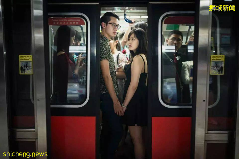 突发!新加坡一巴士从高处摔下,90度翻车窗户全碎!14人被紧急送往医院