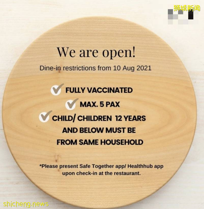 爲了堂食方便,他竟把疫苗接種證明印在衣服上