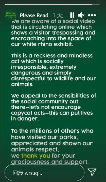 为了火,玩命了!新加坡小伙为拍短视频跳进犀牛圈里