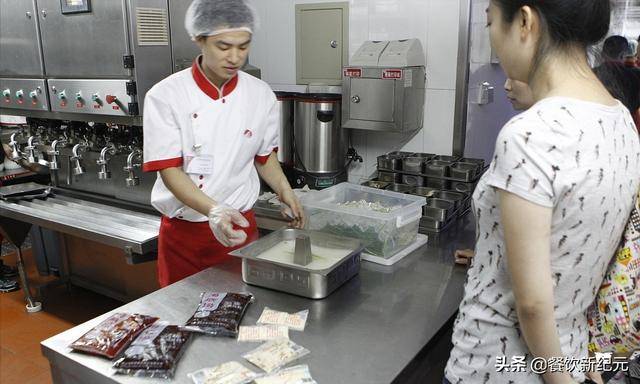 月薪3500新幣!去海底撈洗碗吧!新加坡海底撈工資待遇“曝光”