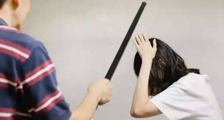 辱骂踢腿吐痰 女警虐待女佣,判坐牢