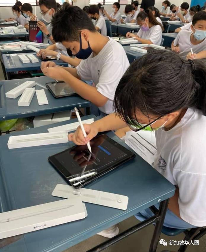 新加坡宣布，今年起所有中學生將獲得全新的蘋果筆記本電腦或平板