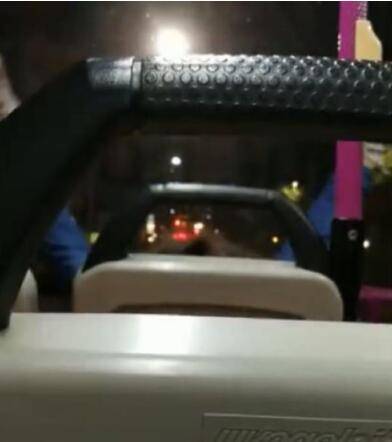 新加坡妹紙巴士做運動引發口水大戰，網友調侃“倆大長腿像雨刷”