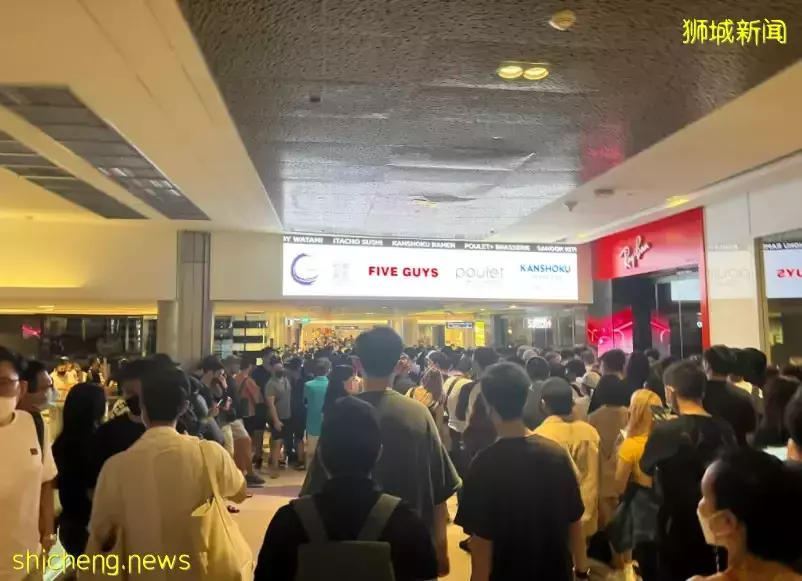 實拍!新加坡濱海灣金沙和烏節路人山人海,因爲它!有人暈倒、對警察喊:拿槍射我啊