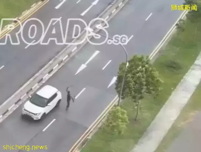 光天化日，新加坡一男子馬路上揮劍砍車砍人,警方已將男子逮捕