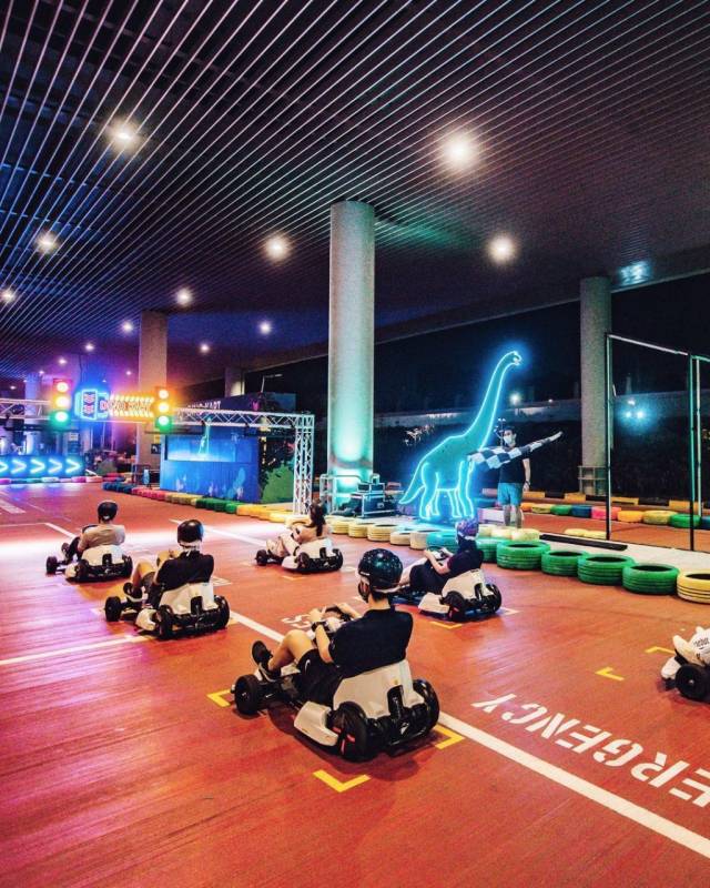 樟宜机场恐龙主题嘉年华!户外迷你卡丁车、炫彩夜间赛道🏎️ S$8优惠价至到12月底