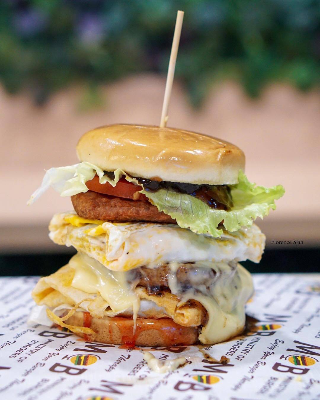 老板玩很大🔥 Ramly Burger塞滿四層肉餅，漢堡比你嘴還大！卡路裏炸彈=秘制醬料+邪惡組合💣