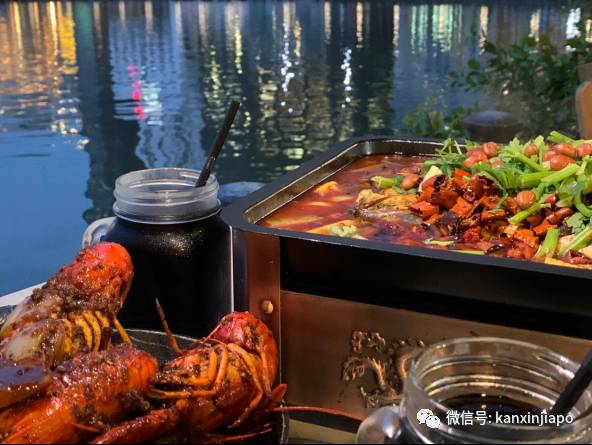 新加坡河边无敌美景,现在居然吃烤鱼海鲜送茅台了