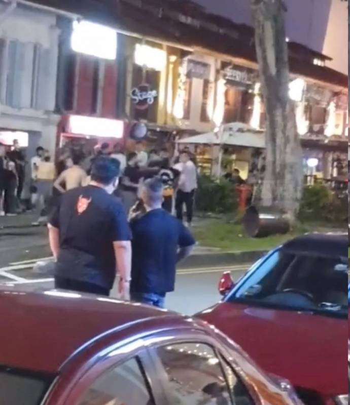 众人当街打群架!焚烧筒盖竟成攻击武器