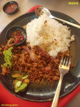 3粒半臭豆 8新币 摊主：臭豆贵，是酱的