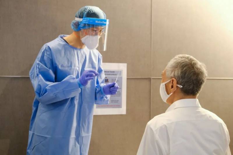 昨天！李顯龍總理爲了開會，接受“戳鼻孔”！會議信息量好大