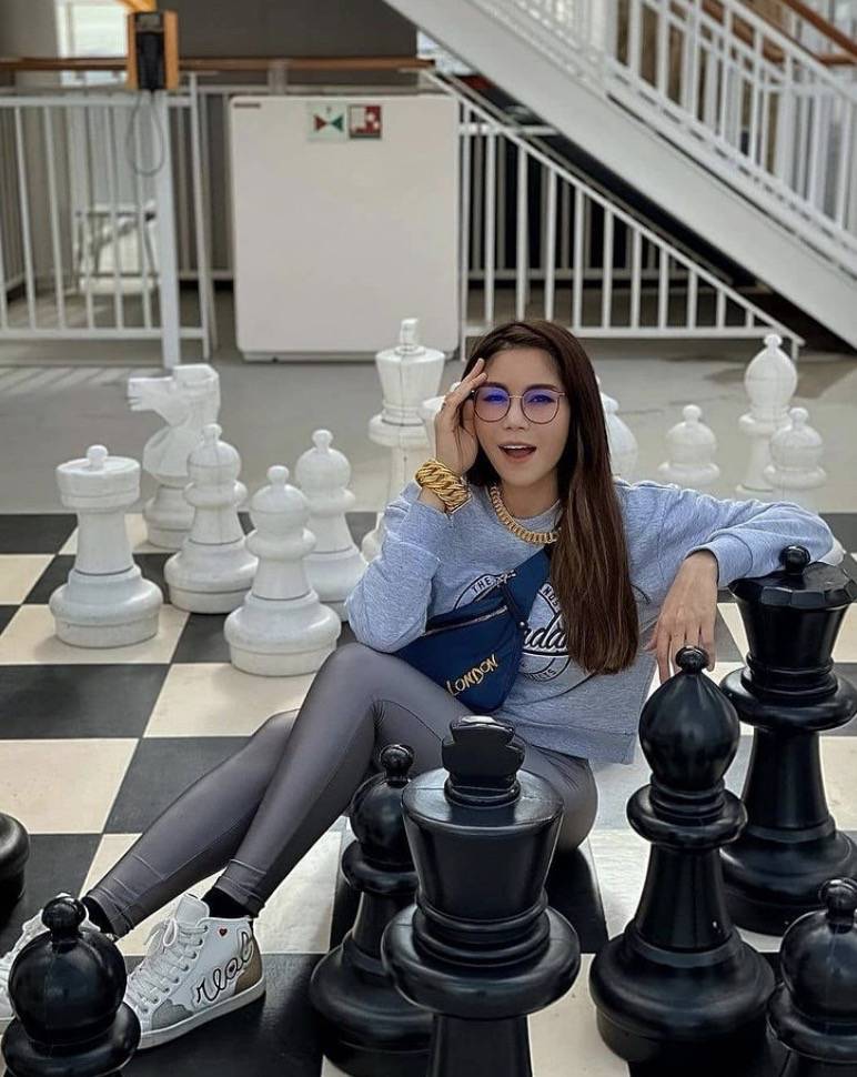 出动122个警察抓网红!他因穿粉色长裙被捕