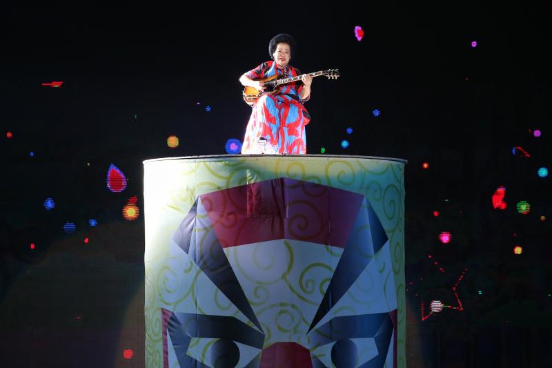 82岁“摇滚阿嫲”为赴中国参加电视节目勤学华语