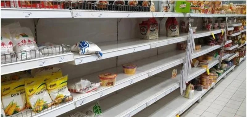 新加坡疫情升级，国人无须惊慌哄抢超市囤货，新加坡贸工部长陈振声：已检讨库存政策，确保必需品供应充足