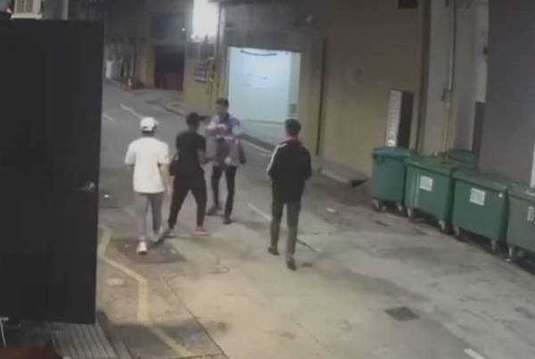 倒霉员工遇3醉汉  后巷倒垃圾无端端被打 