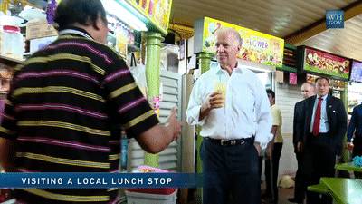 李顯龍發文祝賀拜登！拜登曾在新加坡街頭閑逛，買了一杯甘蔗汁