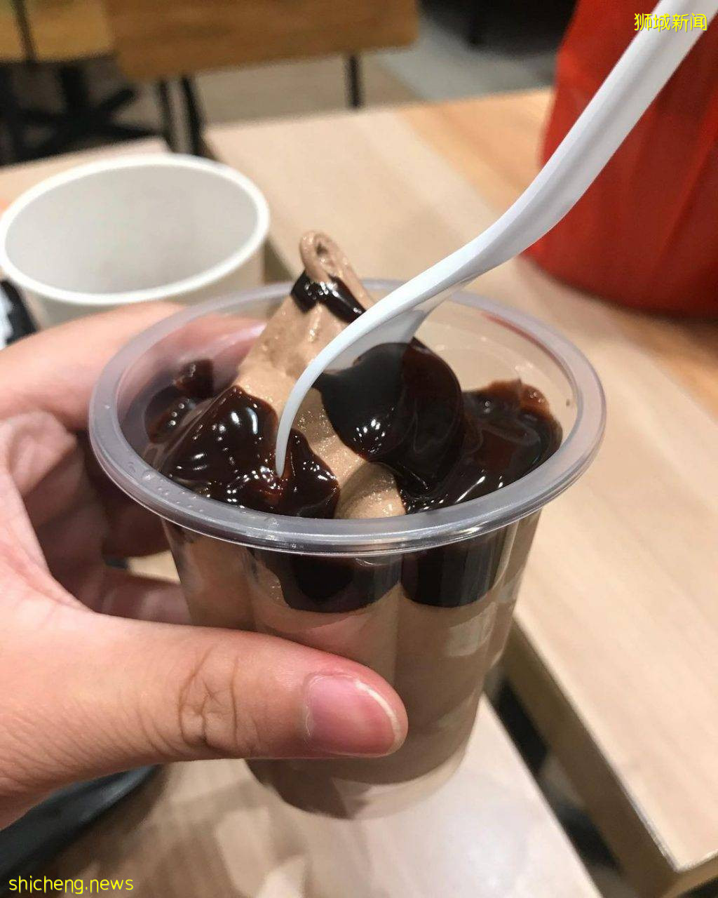 Burger King推出比利时黑巧冰激凌系列!香醇黑巧克力🍫甜品值得期待