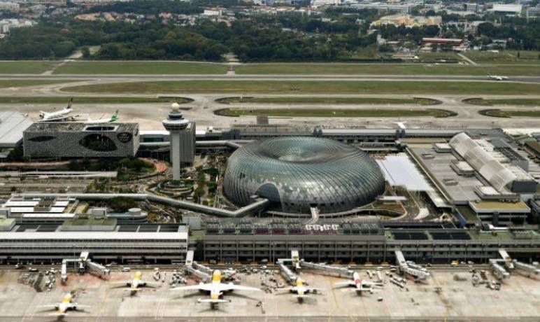 馬來西亞進入緊急狀態！油船又有確診，英國航班恢複！海陸空包圍，新加坡能防住嗎