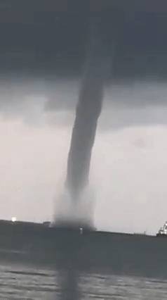 實拍！新加坡再現“水龍卷”！水柱直沖雲霄，猶如末日